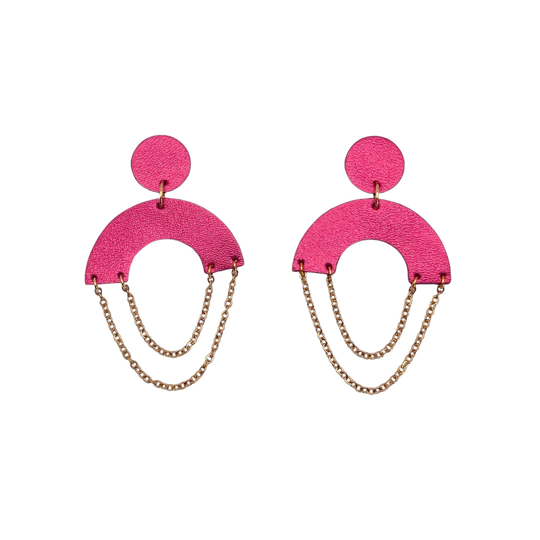Boucles d’oreilles en cuir fait main en  forme de demi-lune ronde cuir bordeaux, et chaîne doré artisanat français.