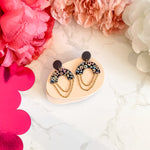 Charger l’image dans la galerie Boucles d’oreilles en cuir fait main en  forme de demi-lune ronde cuir noir texturé léopard, et chaîne doré artisanat français.
