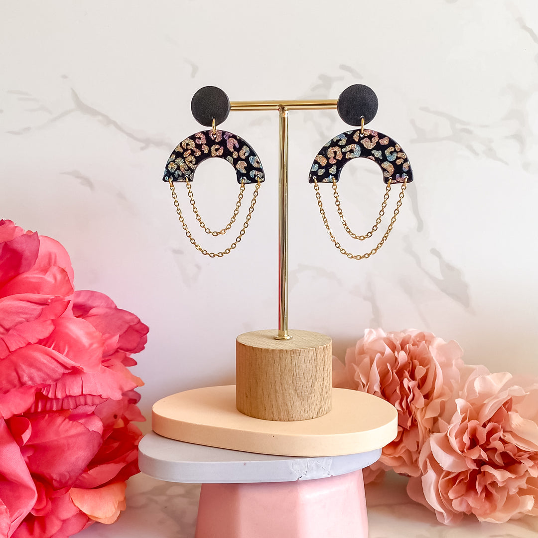 Boucles d’oreilles en cuir fait main en  forme de demi-lune ronde cuir noir texturé léopard holographique, et chaîne doré artisanat français.