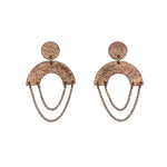 Charger l’image dans la galerie Boucles d’oreilles en cuir fait main en  forme de demi-lune ronde cuir ambre métallisé , et chaîne doré artisanat français.

