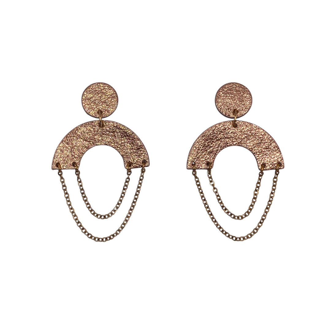 Boucles d’oreilles en cuir fait main en  forme de demi-lune ronde cuir ambre métallisé , et chaîne doré artisanat français.