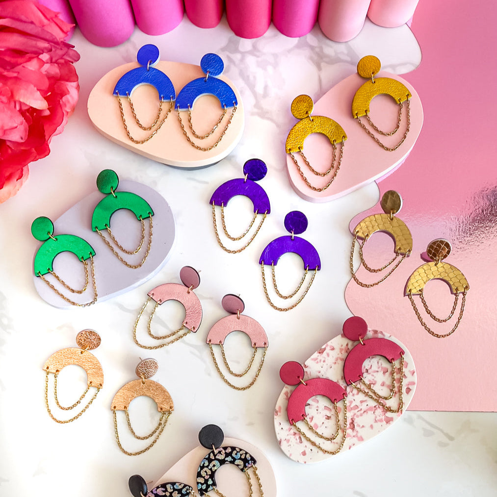 Boucles d’oreilles en cuir fait main en  forme de demi-lune ronde cuir multicolore, et chaîne doré artisanat français. Manali
