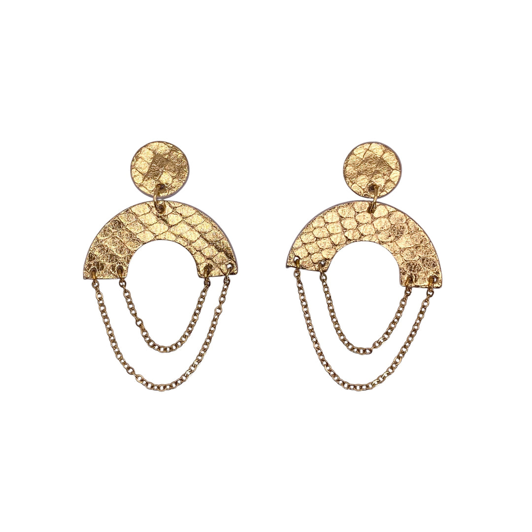 Boucles d’oreilles en cuir fait main en  forme de demi-lune ronde cuir doré texturé serpent, et chaîne doré artisanat français.