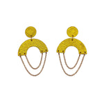 Charger l’image dans la galerie Boucles d’oreilles en cuir fait main en  forme de demi-lune ronde cuir jaune, et chaîne doré artisanat français.

