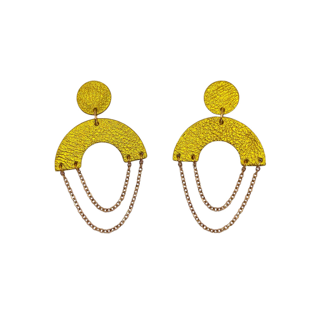 Boucles d’oreilles en cuir fait main en  forme de demi-lune ronde cuir jaune, et chaîne doré artisanat français.
