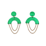 Charger l’image dans la galerie Boucles d’oreilles en cuir fait main en  forme de demi-lune ronde cuir vert, et chaîne doré artisanat français.


