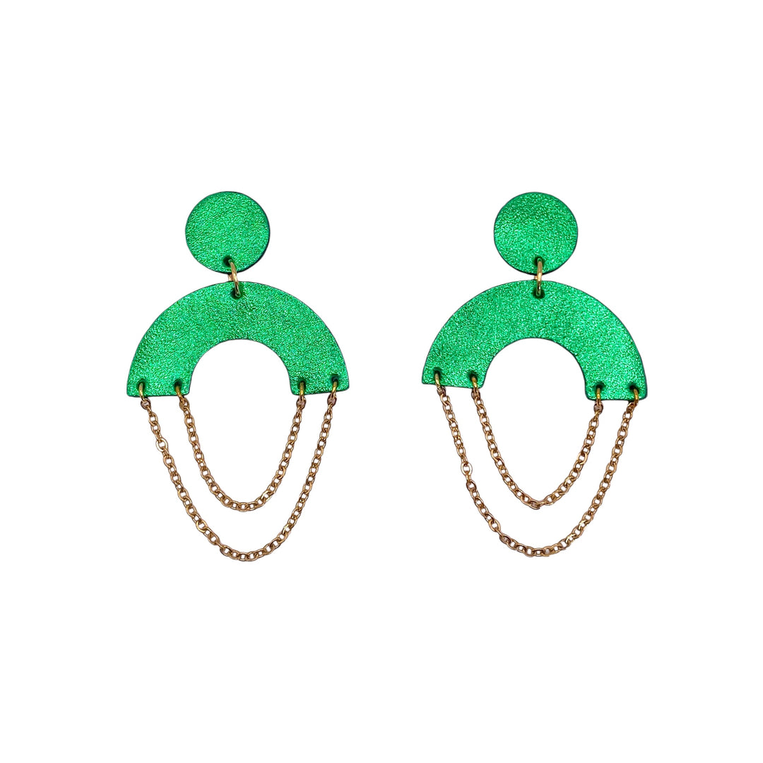 Boucles d’oreilles en cuir fait main en  forme de demi-lune ronde cuir vert, et chaîne doré artisanat français.
