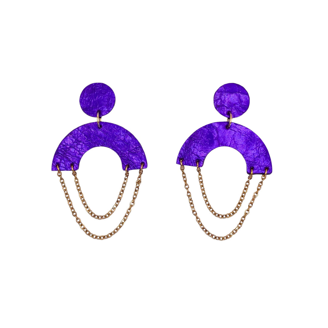 Boucles d’oreilles en cuir fait main en  forme de demi-lune ronde cuir violet, et chaîne doré artisanat français.