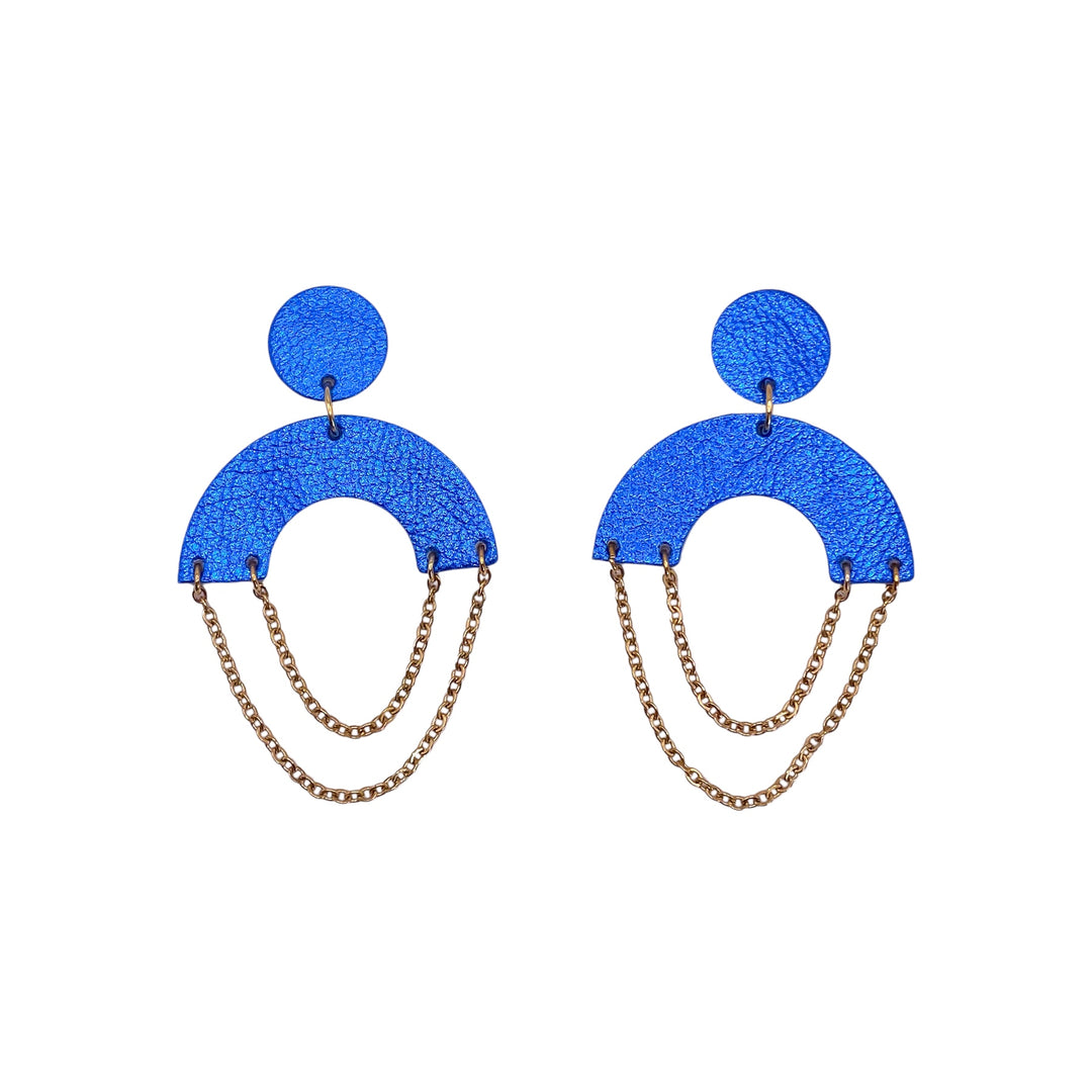 Boucles d’oreilles en cuir fait main en  forme de demi-lune ronde cuir bleu, et chaîne doré artisanat français.