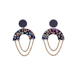 Charger l’image dans la galerie Boucles d’oreilles en cuir fait main en  forme de demi-lune ronde cuir noir texturé léopard multicolore, et chaîne doré artisanat français.
