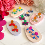 Charger l’image dans la galerie Boucles d’oreilles en cuir fait main en forme petite fleur, multicolore, artisanat français.
