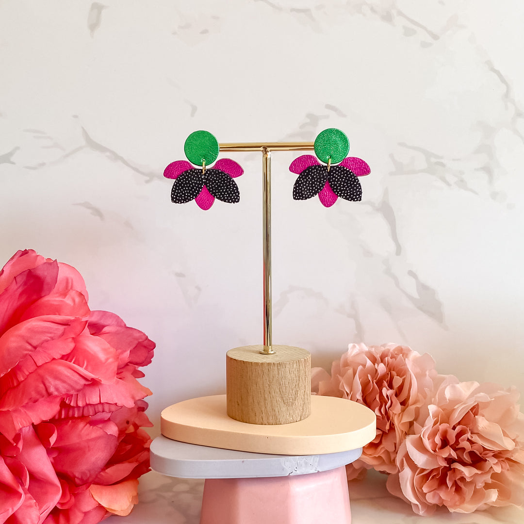 Boucles d’oreilles en cuir fait main en forme petite fleur, noir argent, rose, vert, artisanat français.
