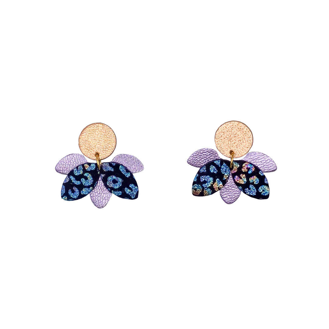 Boucles d’oreilles en cuir fait main en forme petite fleur, violet, ambre, léopard noir texturé, artisanat français.