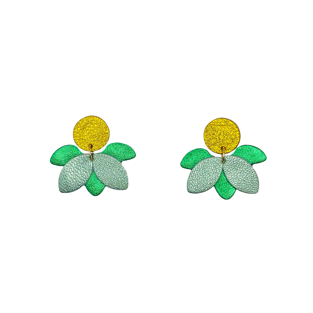 Boucles d’oreilles en cuir fait main en forme petite fleur, jaune et vert, artisanat français.