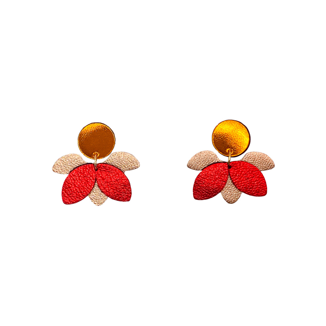 Boucles d’oreilles en cuir fait main en forme petite fleur, orange, rouge et ambre, artisanat français.