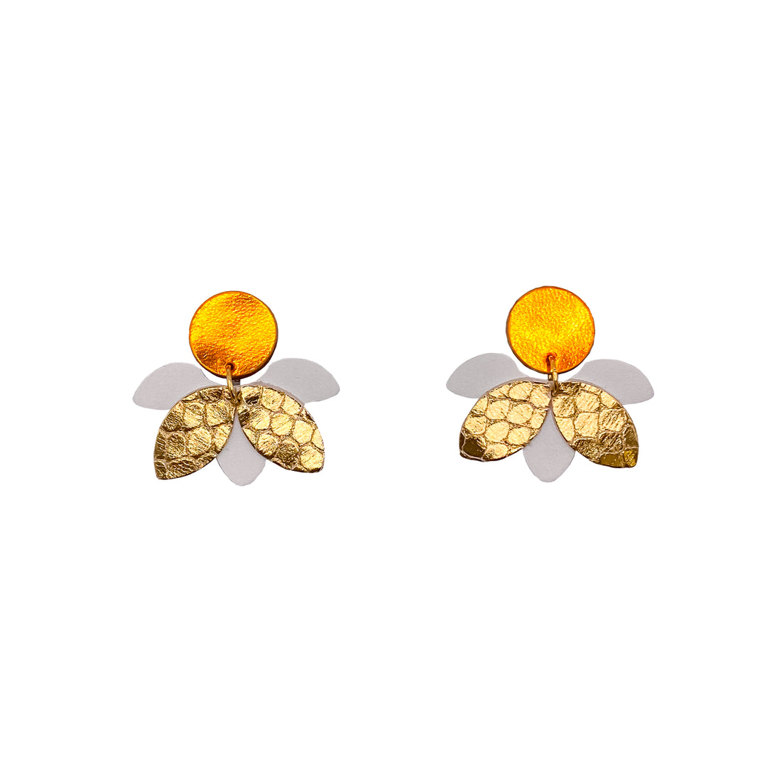 Boucles d’oreilles en cuir fait main en forme petite fleur, orange, blanc, doré texturé serpent, artisanat français.