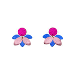 Charger l’image dans la galerie Boucles d’oreilles en cuir fait main en forme petite fleur, bleu et rose, artisanat français.
