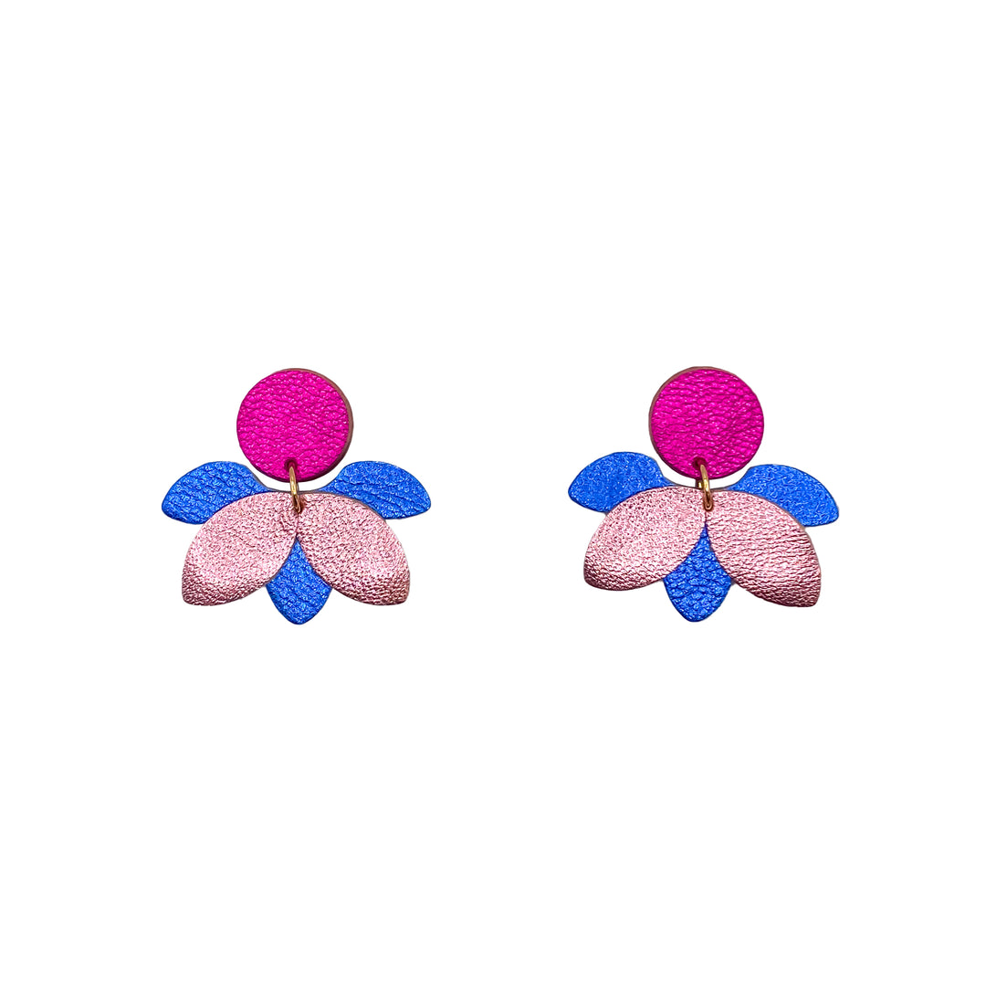 Boucles d’oreilles en cuir fait main en forme petite fleur, bleu et rose, artisanat français.