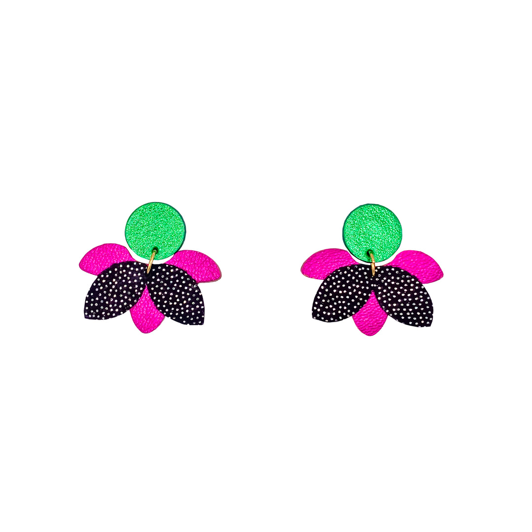 Boucles d’oreilles en cuir fait main en forme petite fleur, rose, vert et noir pailleté, artisanat français.