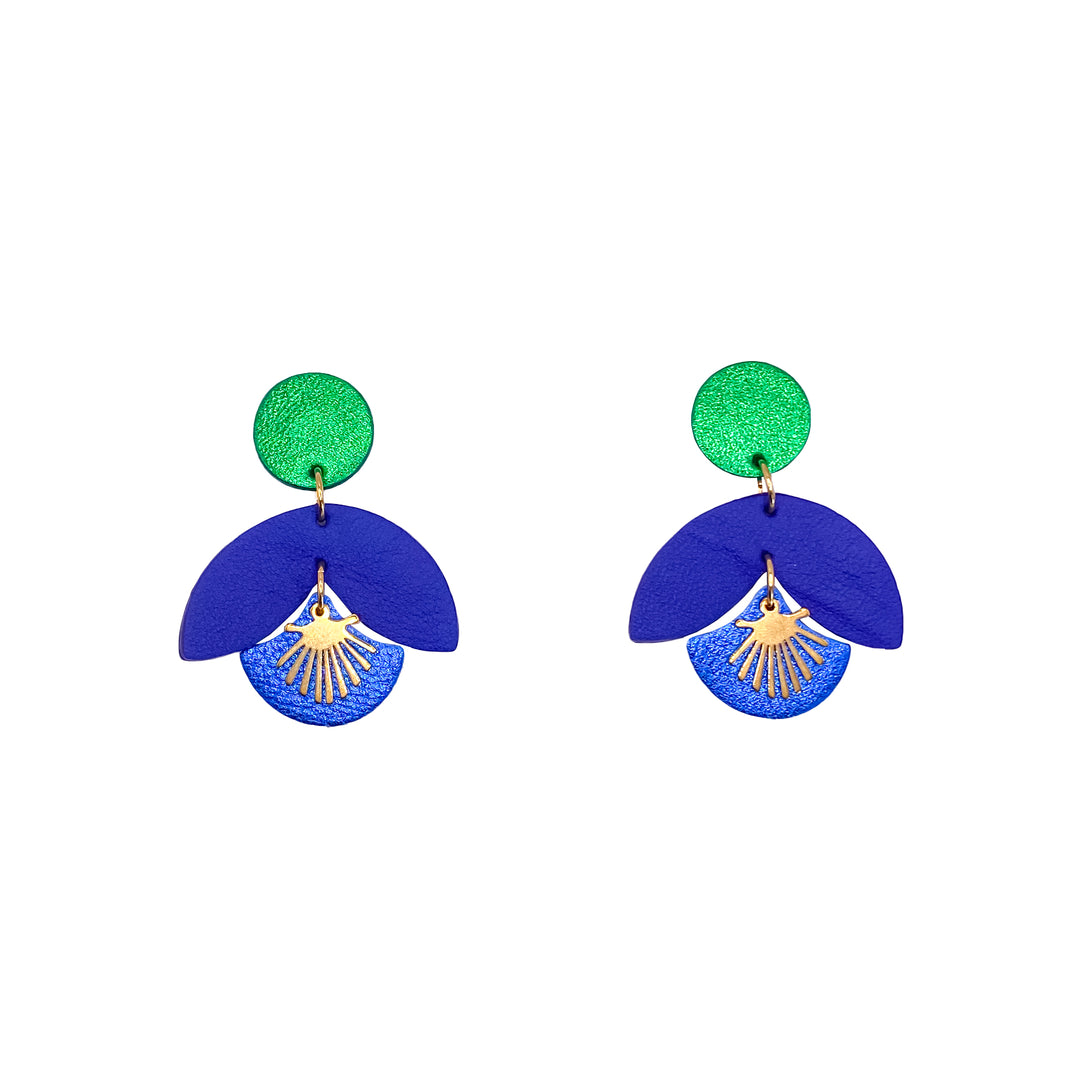Boucles d’oreilles en cuir fait main en forme de pampilles, bleu et vert, artisanat français.