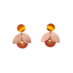 Charger l’image dans la galerie Boucles d’oreilles en cuir fait main en forme de pampilles, orange et ambre, artisanat français.
