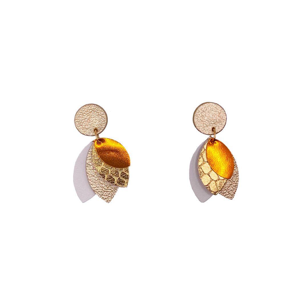Boucles d’oreilles en cuir fait main en forme de fleur, pétales, blanc, orange, doré, texturé serpent, artisanat français.
