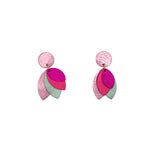 Charger l’image dans la galerie Boucles d’oreilles en cuir fait main en forme de fleur, pétales, rose, vert-bordeaux, métallisé, artisanat français.

