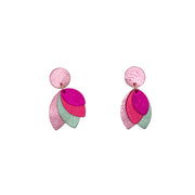 Boucles d’oreilles en cuir fait main en forme de fleur, pétales, rose, vert-bordeaux, métallisé, artisanat français.