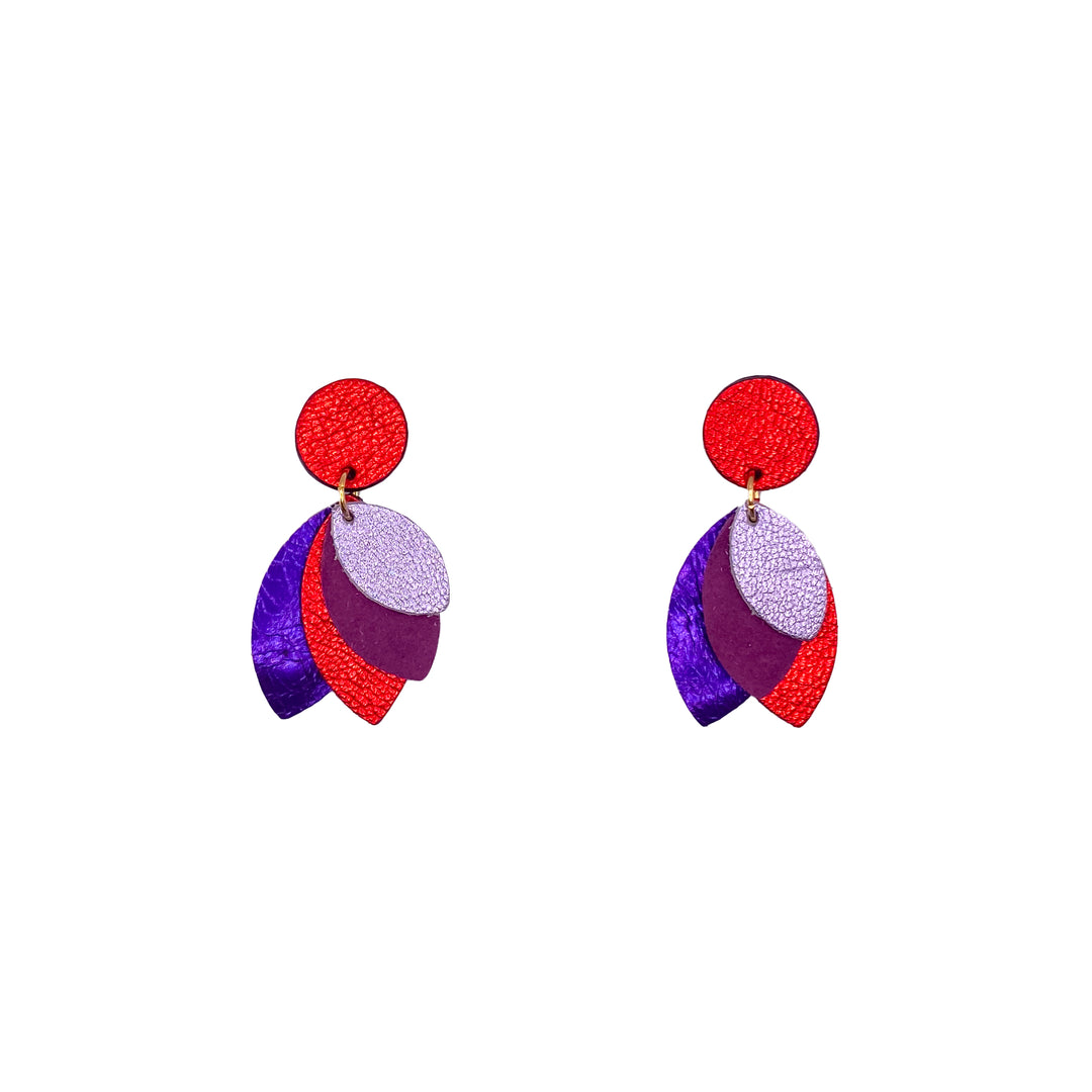 Boucles d’oreilles en cuir fait main en forme de fleur, pétales, rouge, violet, lilas, violine, métallisé, artisanat français.