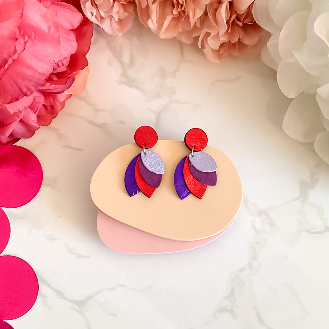 Boucles d’oreilles en cuir fait main en forme de fleur, pétales, multicolore, artisanat français.