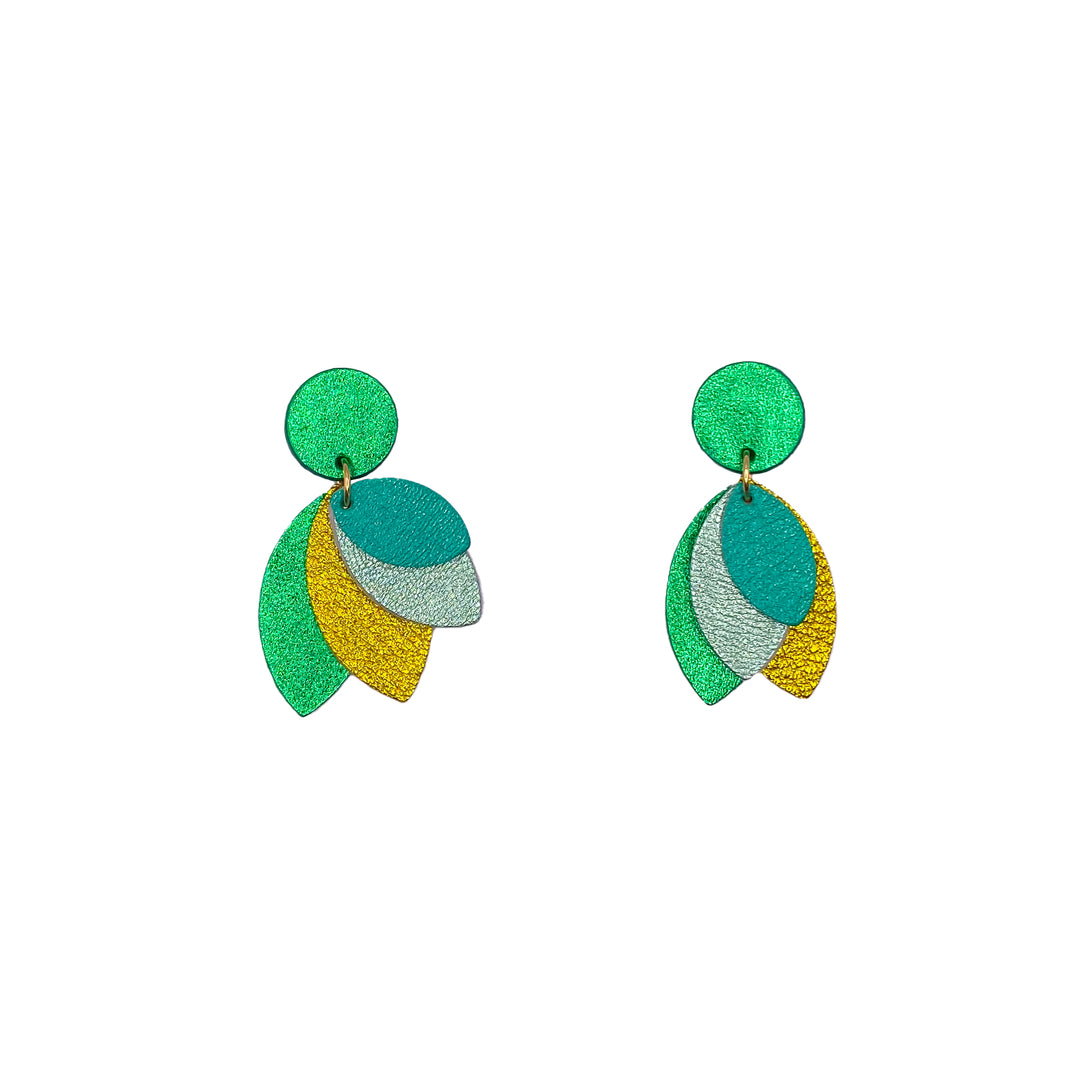 Boucles d’oreilles en cuir fait main en forme de fleur, pétales, dégradé de vert, jaune et turquoise, bleu, artisanat français.