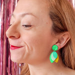 Charger l’image dans la galerie Boucles d’oreilles en cuir fait main en forme de fleur, pétales, vert et jaune, artisanat français.
