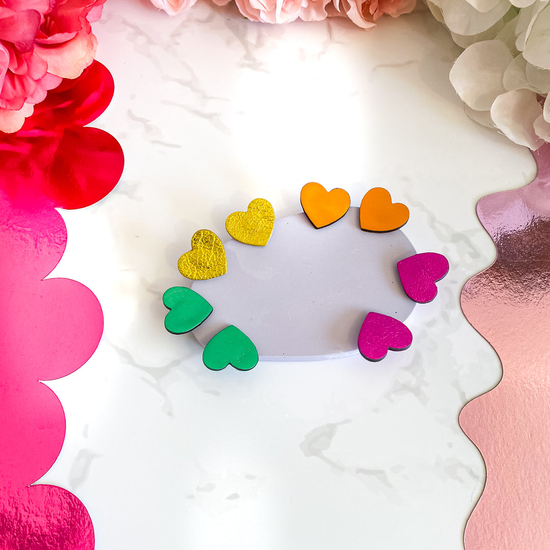Boucles d’oreilles en cuir fait main en forme de coeur, multicolore, artisanat français.