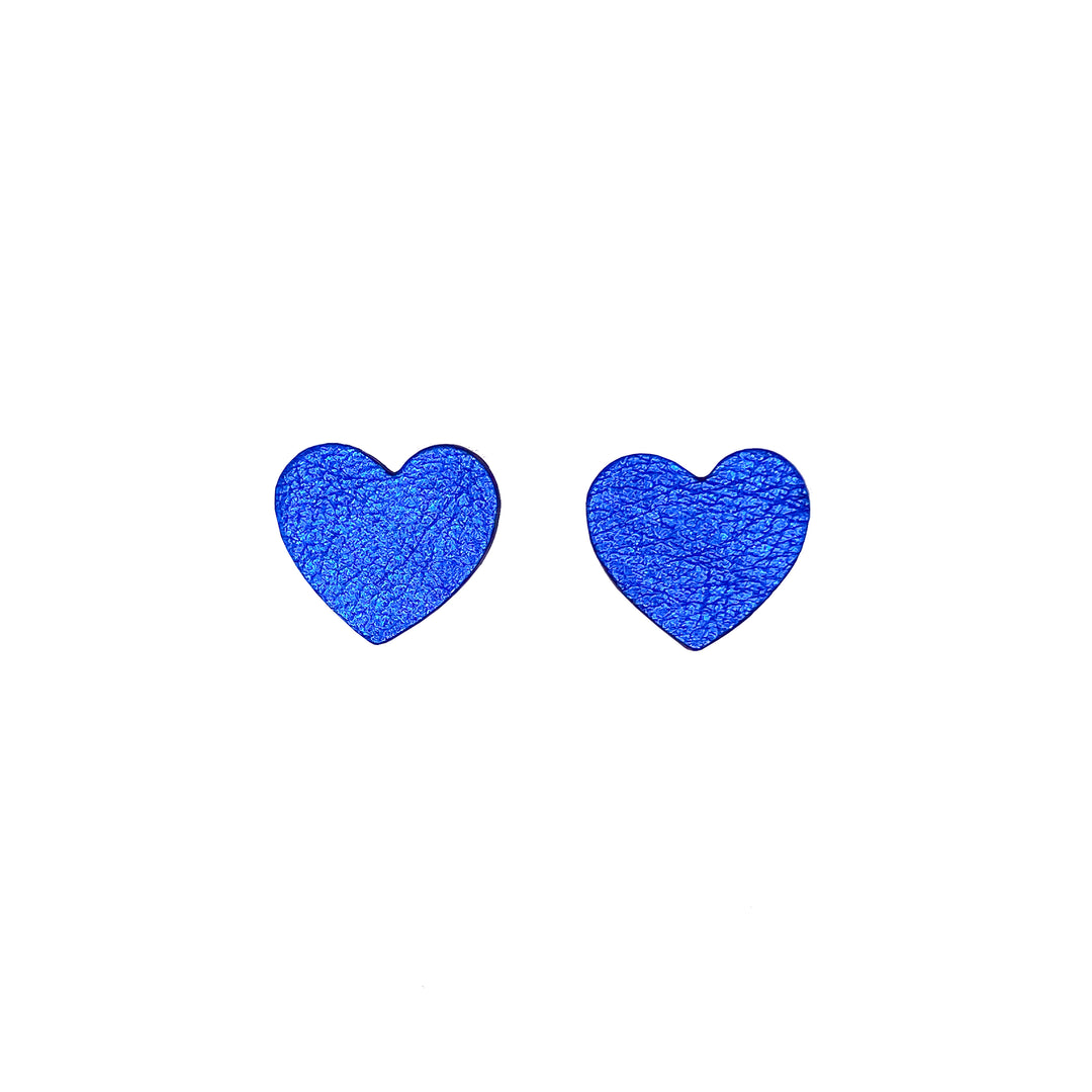 Boucles d’oreilles en cuir fait main en forme de coeur, bleu, artisanat français.