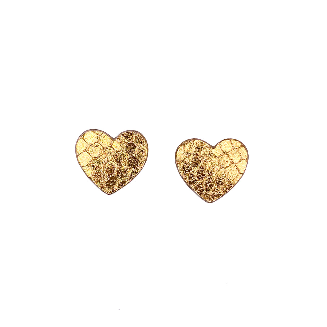 Boucles d’oreilles en cuir fait main en forme de coeur, doré texturé serpent, artisanat français.