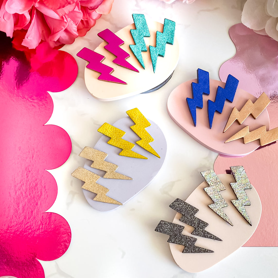 Boucles d’oreilles en cuir fait main en forme d'éclair, multicolore, artisanat français.