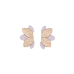 Charger l’image dans la galerie Boucles d’oreilles en cuir fait main en forme de fleur, blanc et doré, artisanat français.
