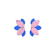 Boucles d’oreilles en cuir fait main en forme de fleur, bleu et rose, artisanat français.