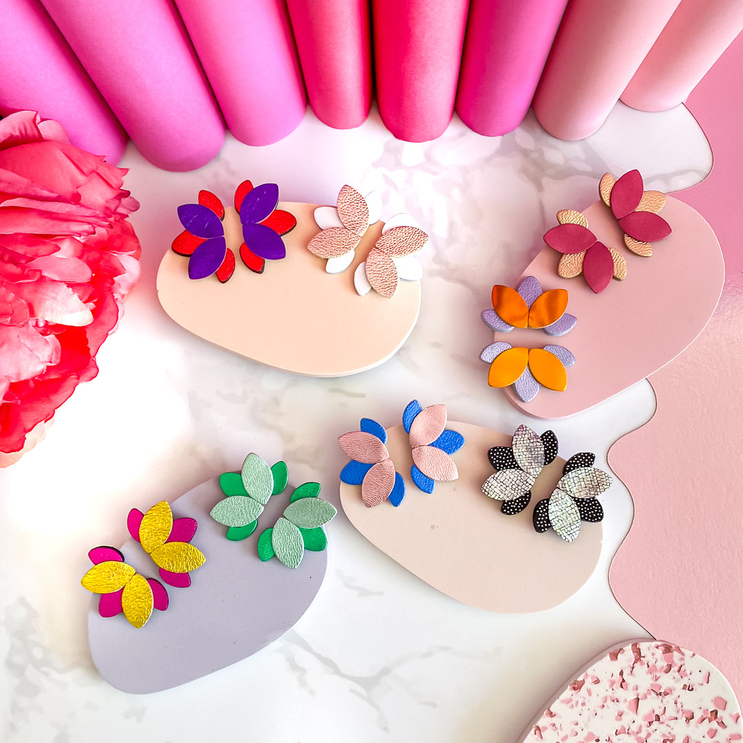 Boucles d’oreilles en cuir fait main en forme de fleur, multicolore, artisanat français.