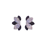 Charger l’image dans la galerie Boucles d’oreilles en cuir fait main en forme de fleur, noir pailleté et argent, artisanat français.

