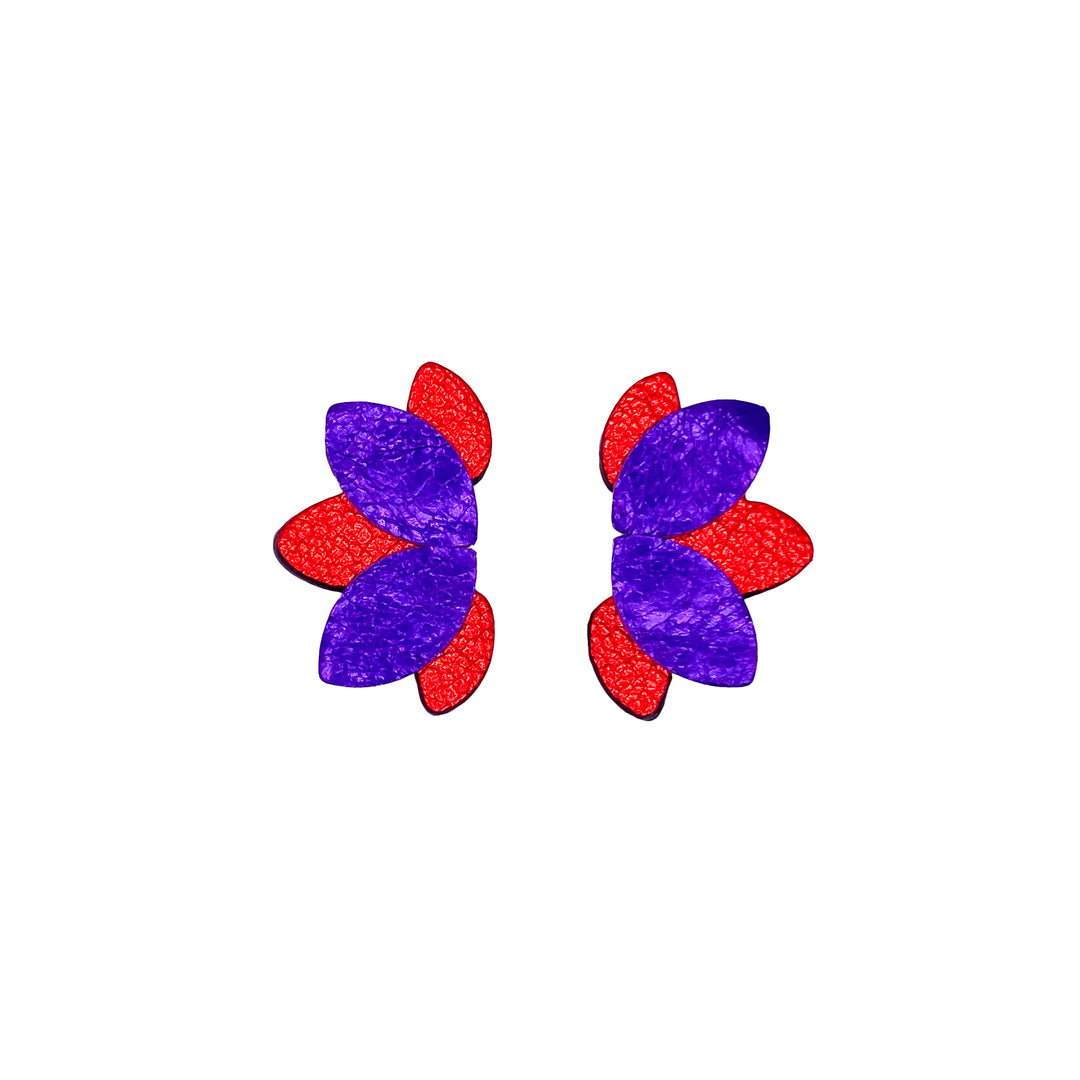Boucles d’oreilles en cuir fait main en forme de fleur, rouge et violet, artisanat français.