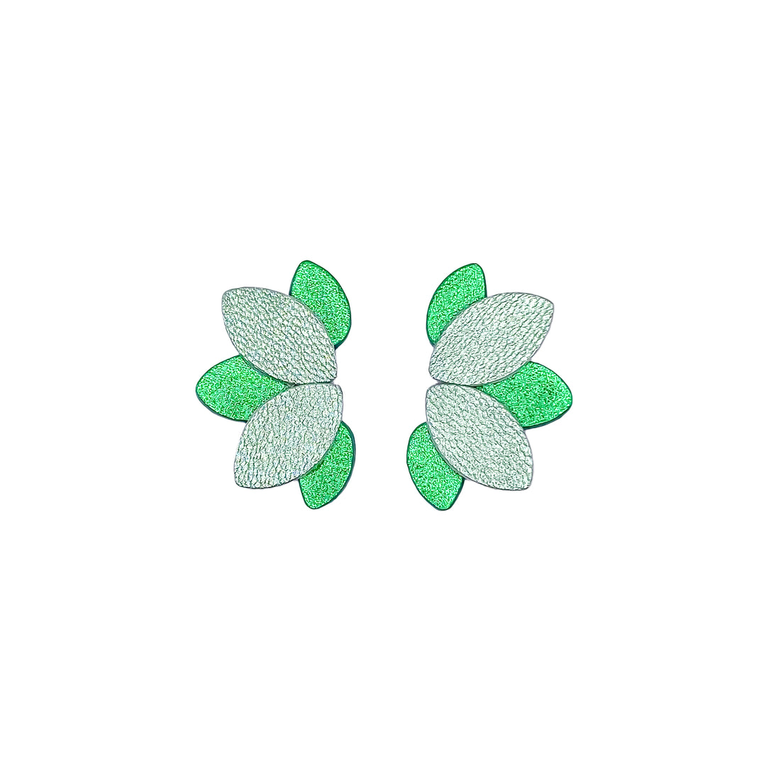 Boucles d’oreilles en cuir fait main en forme de fleur, vert, artisanat français.