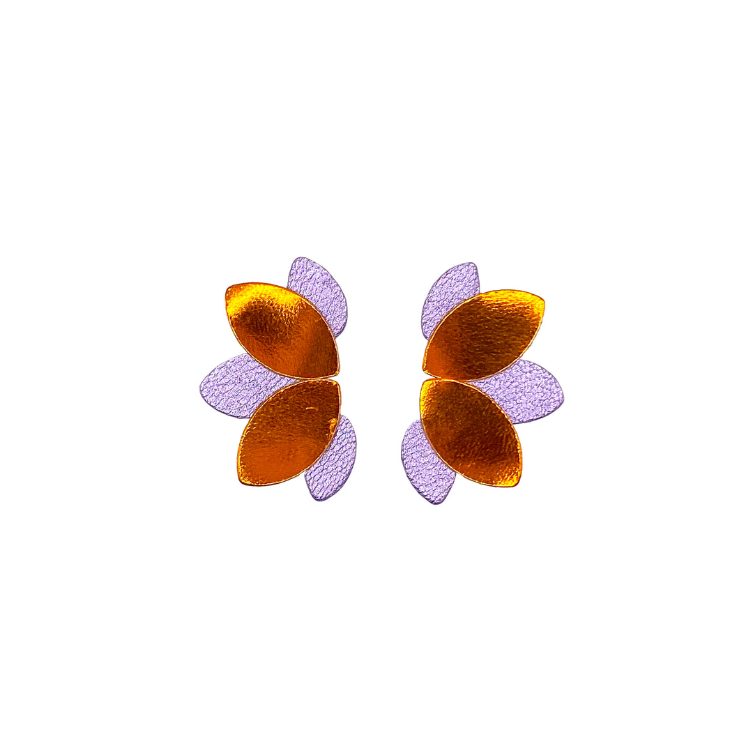 Boucles d’oreilles en cuir fait main en forme de fleur, violet et orange, artisanat français.