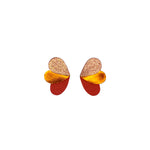 Charger l’image dans la galerie Boucles puces en cuir pailleté ambre et orange, forme de papillon stylisée.
