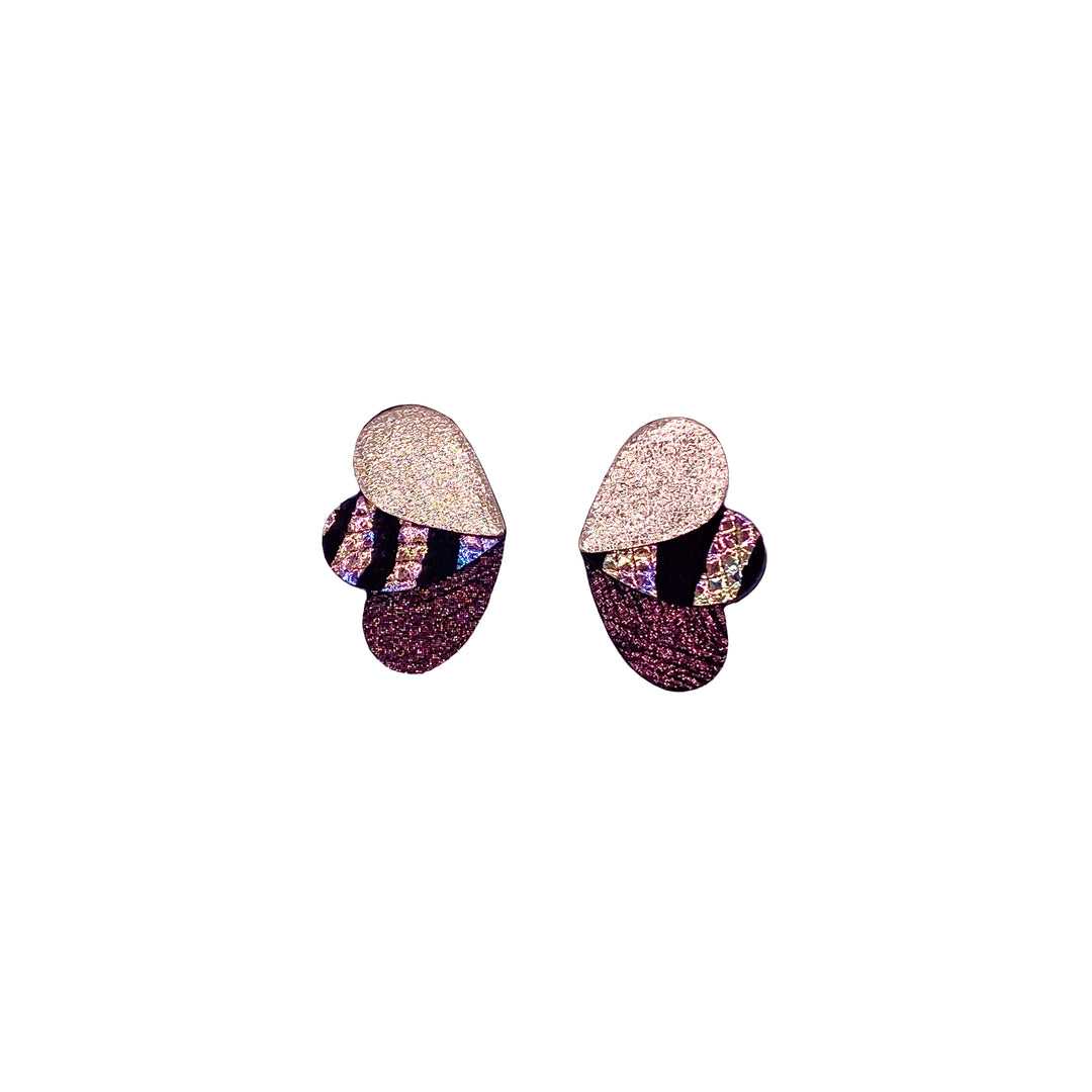 Boucles puces en cuir pailleté violet, ambre et noir texturé zèbre, forme de papillon stylisée.