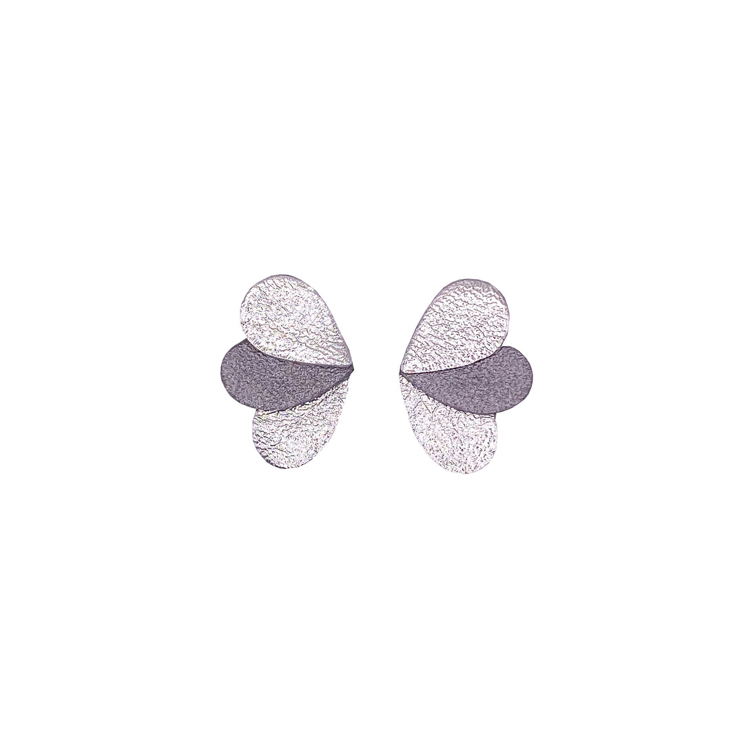 Boucles puces en cuir pailleté argent et gris, forme de papillon stylisée.