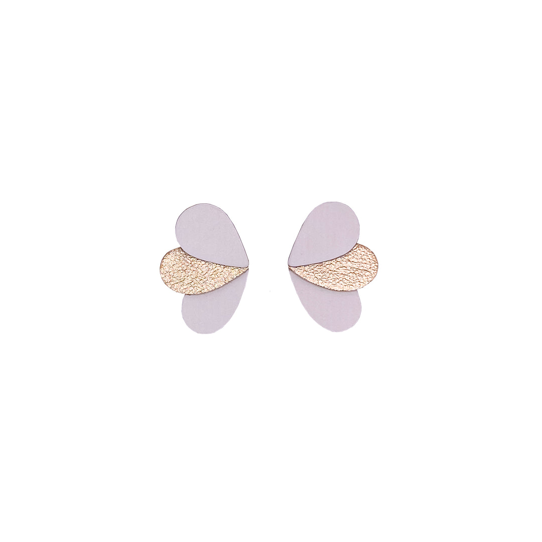 Boucles puces en cuir pailleté doré et blanc, forme de papillon stylisée.
