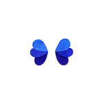 Charger l’image dans la galerie Boucles puces en cuir pailleté bleu et marine, forme de papillon stylisée.
