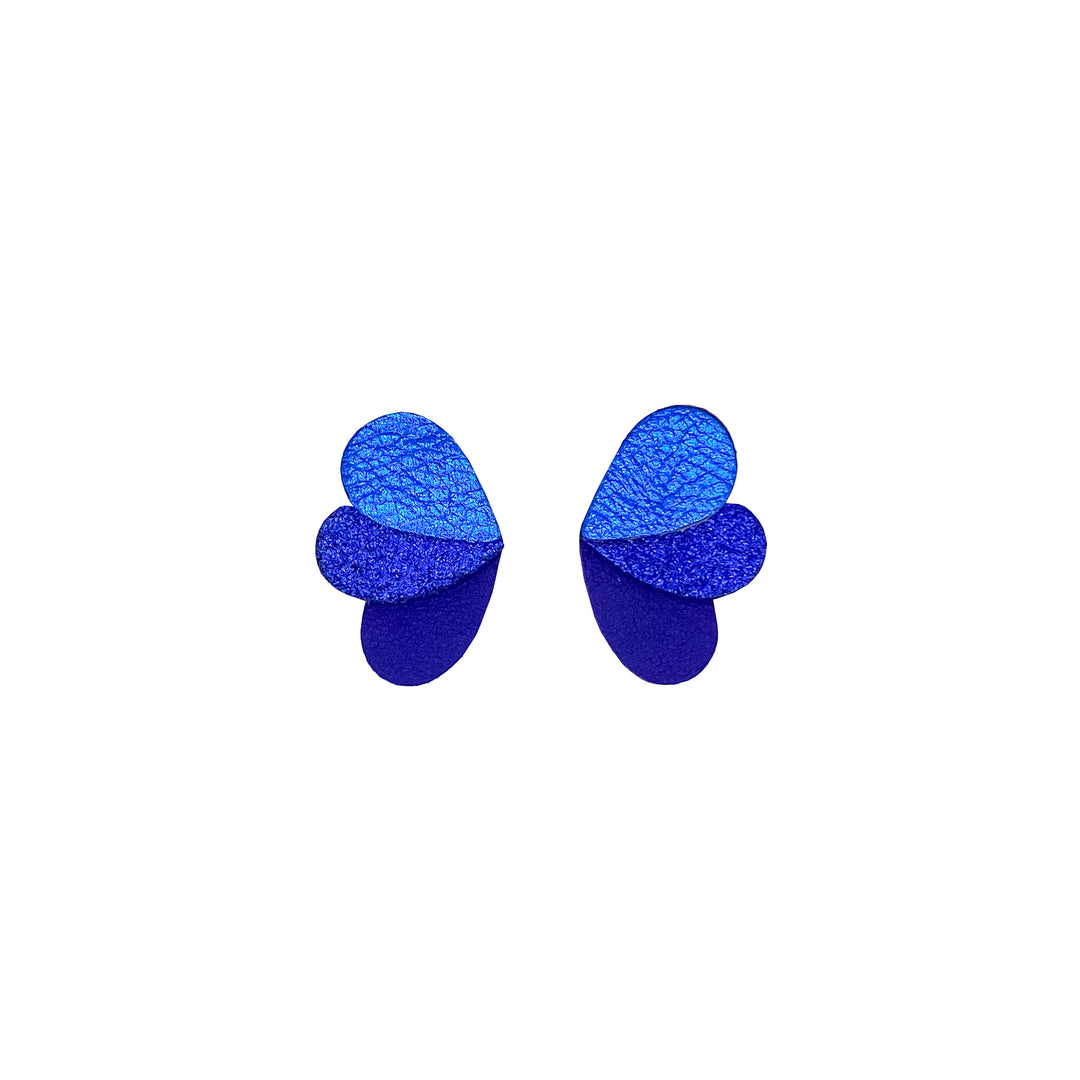 Boucles puces en cuir pailleté bleu et marine, forme de papillon stylisée.