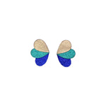 Charger l’image dans la galerie Boucles puces en cuir pailleté doré, turquoise et bleu marine, forme de papillon stylisée.
